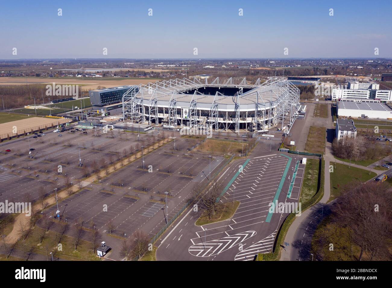 Monchengladbach, Germania. 01st Apr, 2020. Primo: 01.04.2020, calcio, 1.Bundesliga, stagione 2019/2020, Borussia Monchengladbach, Gladbach, stadio, BORUSSIAPARK, vista esterna, vista aerea, dall'alto, drone, foto drone, parcheggio | utilizzo nel mondo credito: dpa/Alamy Live News Foto Stock