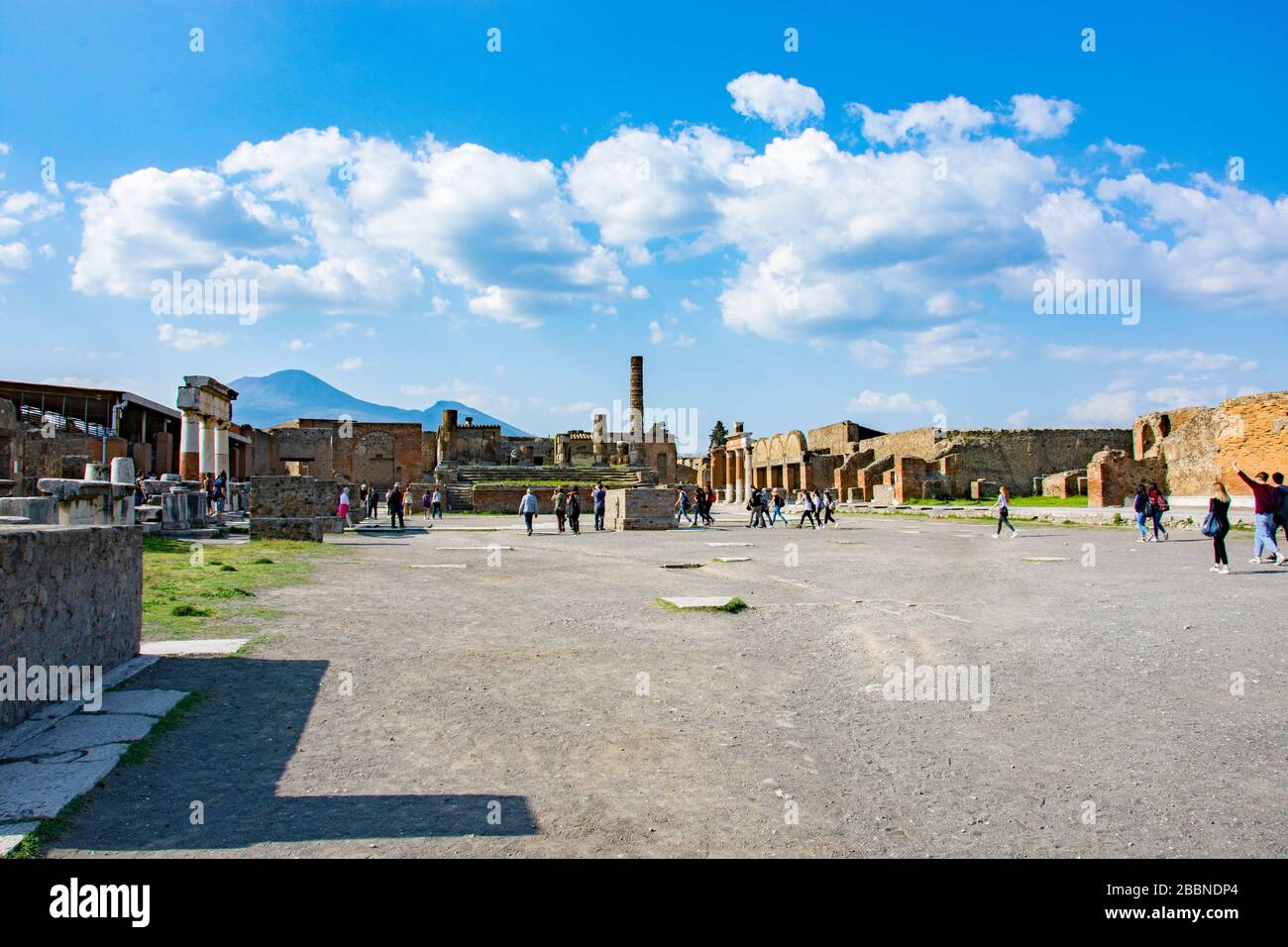 Vista sul Vesuvio dalla piazza principale di Pompei Foto Stock