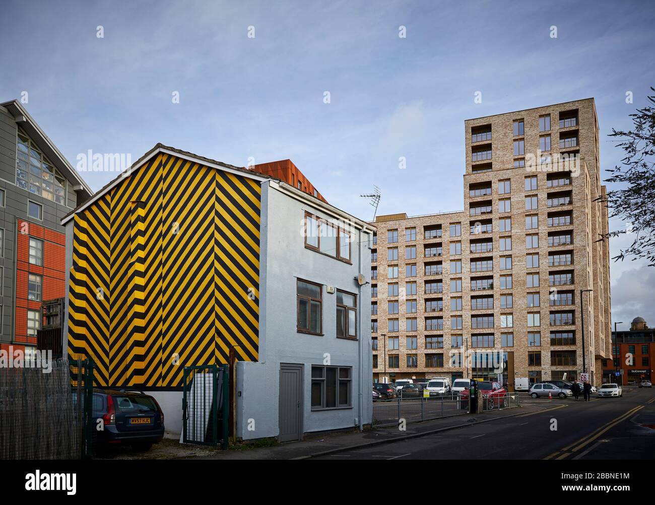 Jay Sharples HACIENDA ISPIRATO 'strisce nere e gialle sul lato di un edificio su Port Street NEL QUARTIERE SETTENTRIONALE Foto Stock