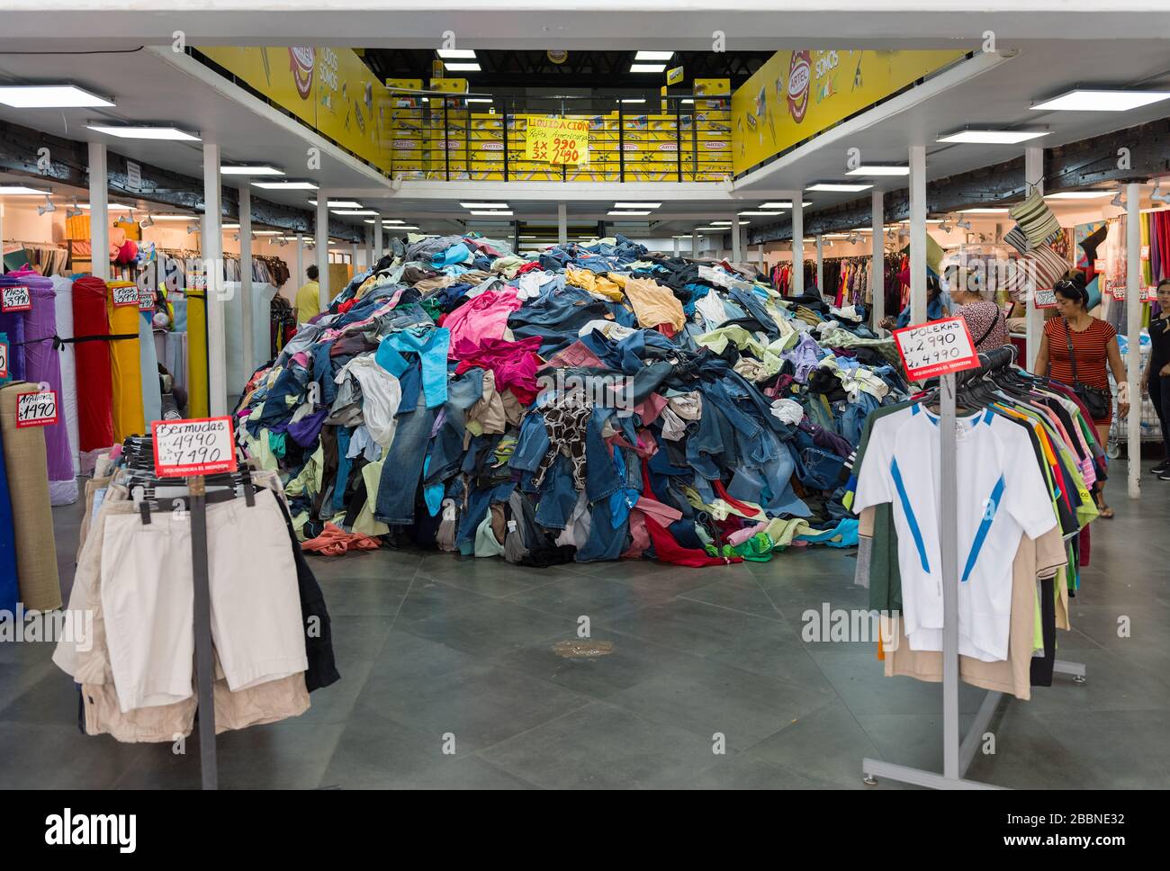 Grande mucchio di vestiti in un grande magazzino a Santiago, Cile Foto Stock