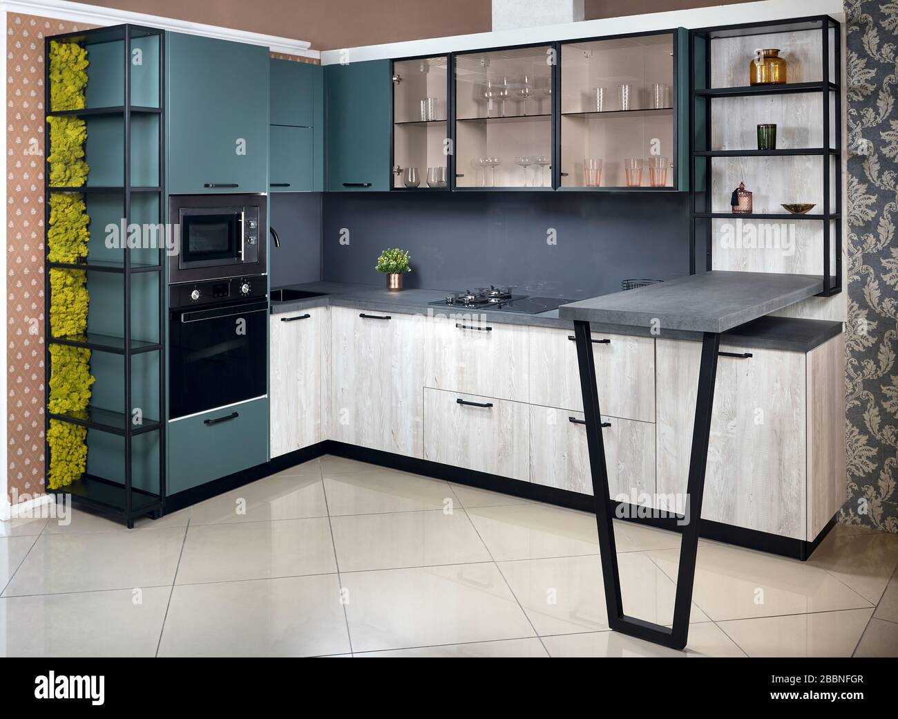 Elegante cucina Aqua Menthe in casa di lusso con bar per la colazione, piano in legno pannelli design Foto Stock