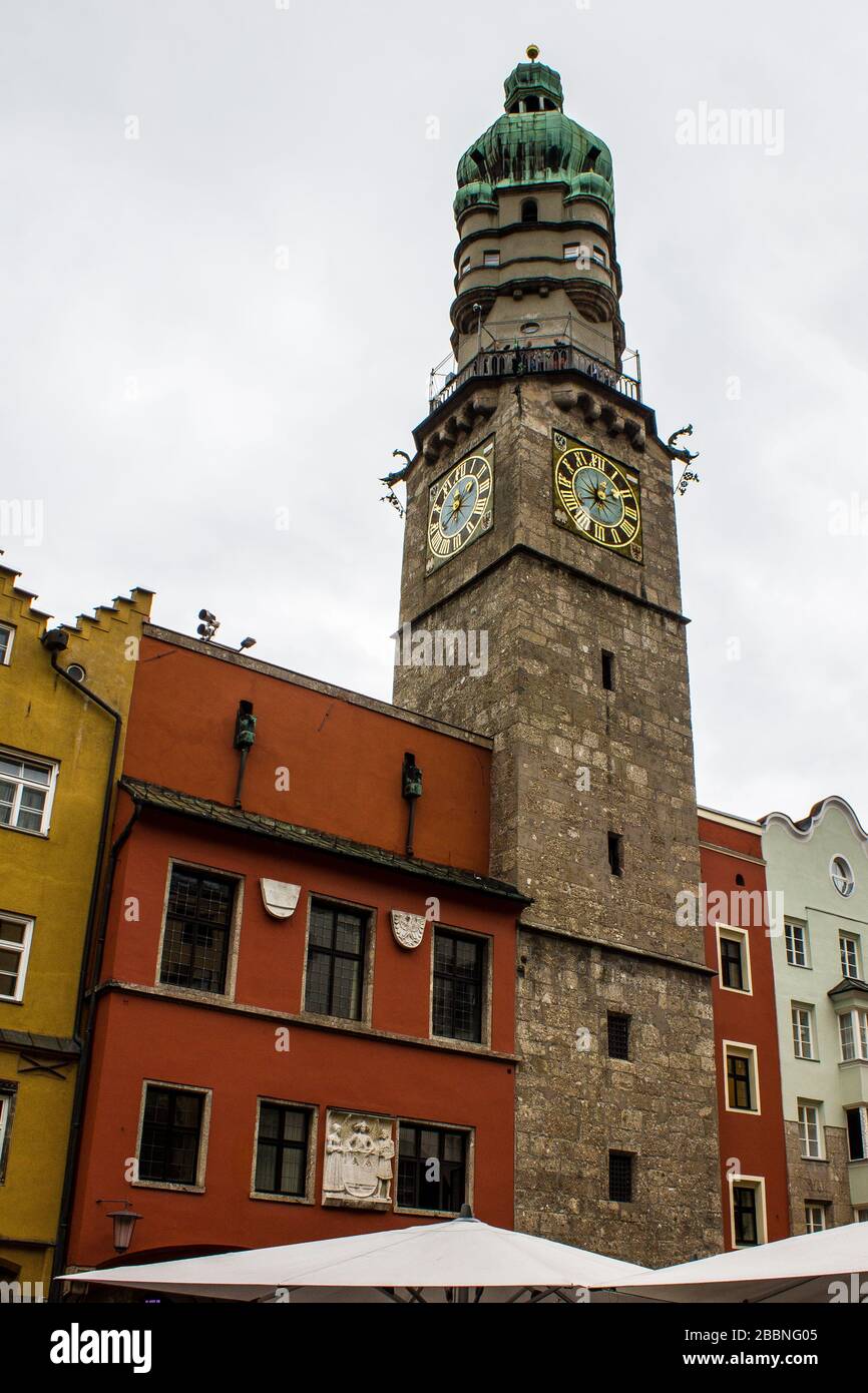 Vista della Torre dell'Orologio a Innsbruck, Austria Foto Stock