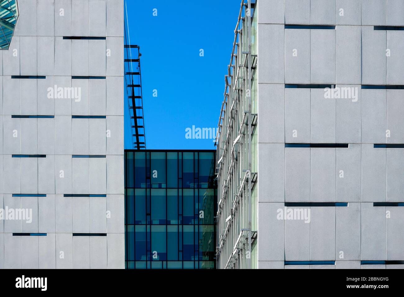 Facciata rossa di un edificio moderno Foto Stock