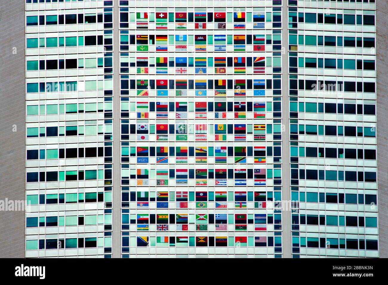 Bandiere alle finestre durante l'Expo di Milano 2015 Foto Stock