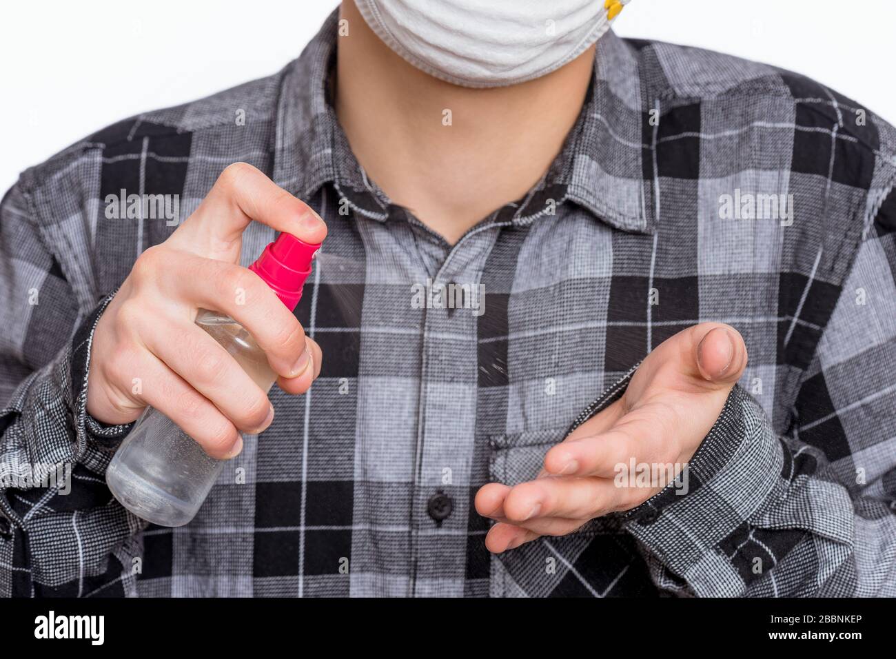 Ragazzo teenager con antisettico Foto Stock