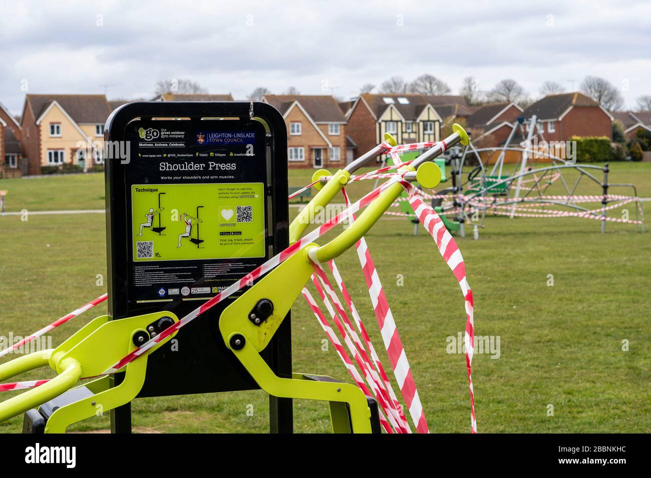 Parco pubblico e attrezzature fitness taped up Cosid 19 ban Foto Stock