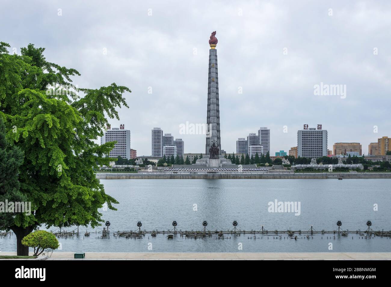 La statua della Torre di Juche idea nel centro di Pyongyang, Pyongyang, Corea del Nord Foto Stock