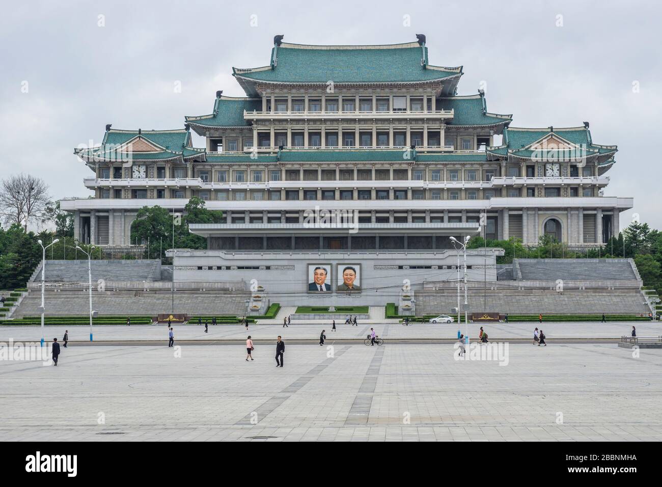 Grande Casa di Studio della gente con ritratti di due presidenti DPRK, Kim il Sung Square, capitale della Corea del Nord, Pyongyang, Corea del Nord Foto Stock