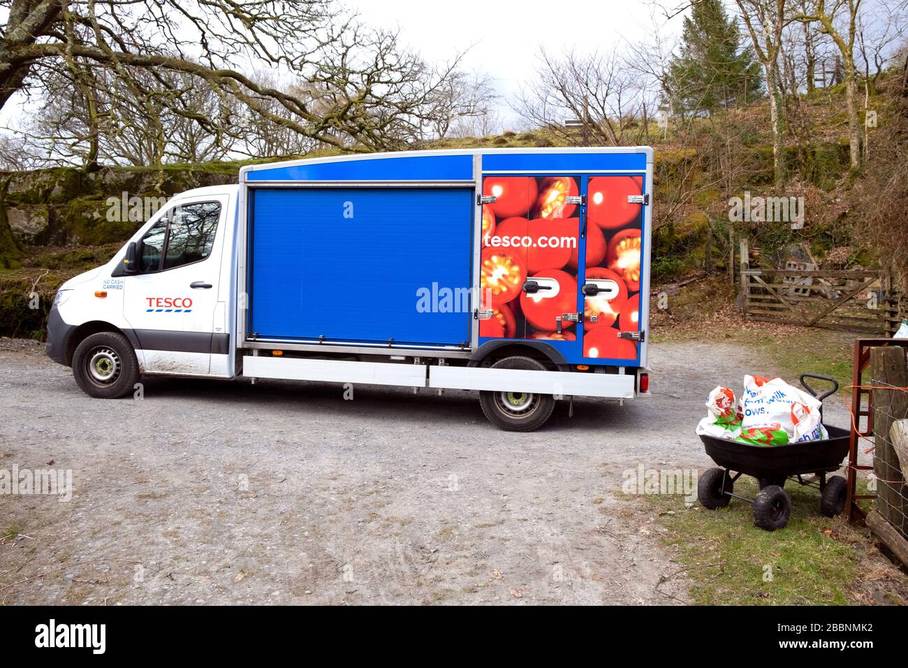 Tesco supermarket van consegna generi alimentari a una casa di clienti nel Galles rurale durante l'epidemia di Coronavirus Covid-19 pandemic Wales UK primavera 2020 Foto Stock