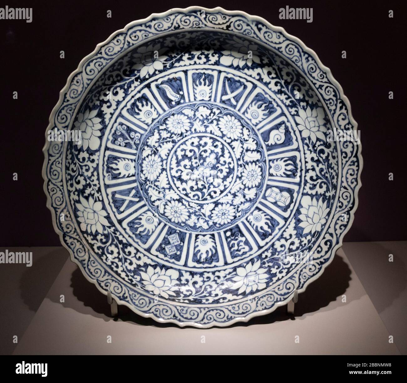Yuan blu e bianco grande piatto di ceramica, Aurora Art Museum, Shanghai, Cina Foto Stock