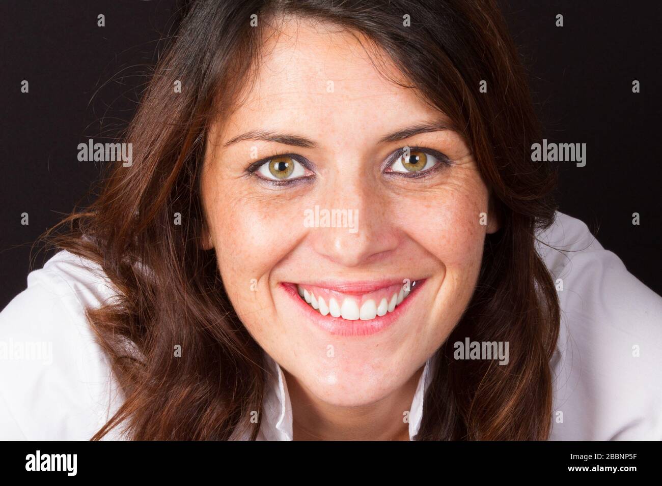 Ritratto di donna sorridente di mezza età di 30 anni Foto Stock