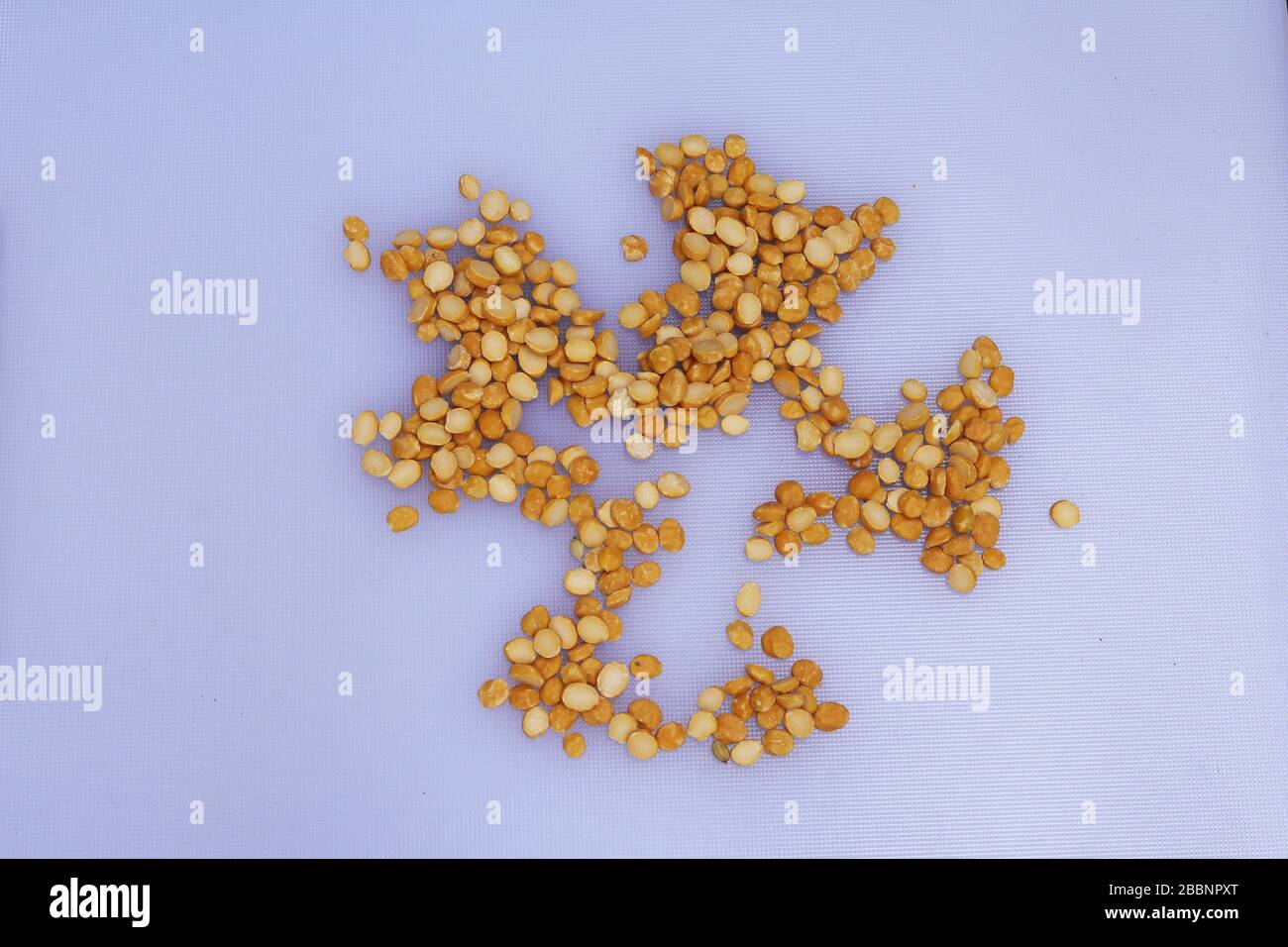 Colore giallo spaccata di Chana dal crudo o ceci lenticchie Foto Stock