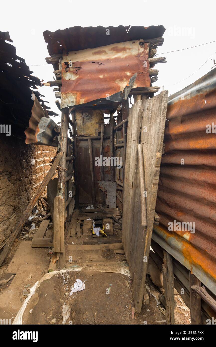 Tipico slum legno corrugato metallo latrine fossa o goccia wc outhouse, Nairobi, Kenya Foto Stock