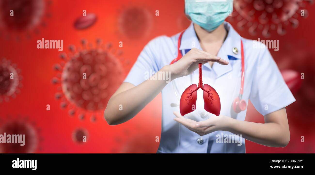 Il medico sollevò la mano, il polmone e il virus Corona nella mano sinistra e destra. Foto Stock