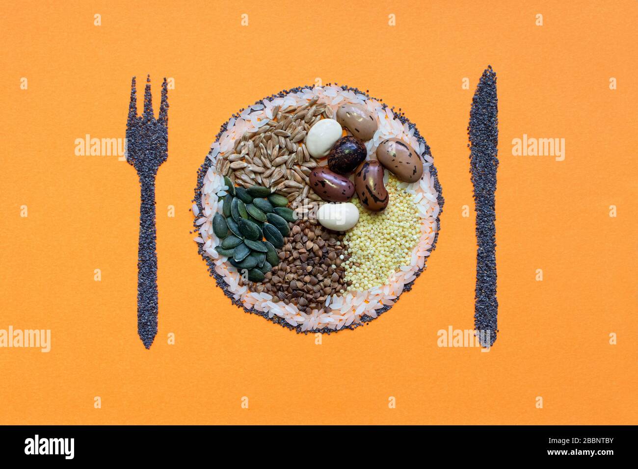 Semi arte: Cibo vegetariano sano - semi e fagioli in un piatto con forchetta e coltello oltre Foto Stock