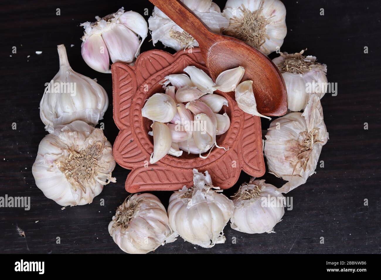 Una intera aromatico aglio bianco isolato su sfondo bianco Foto Stock