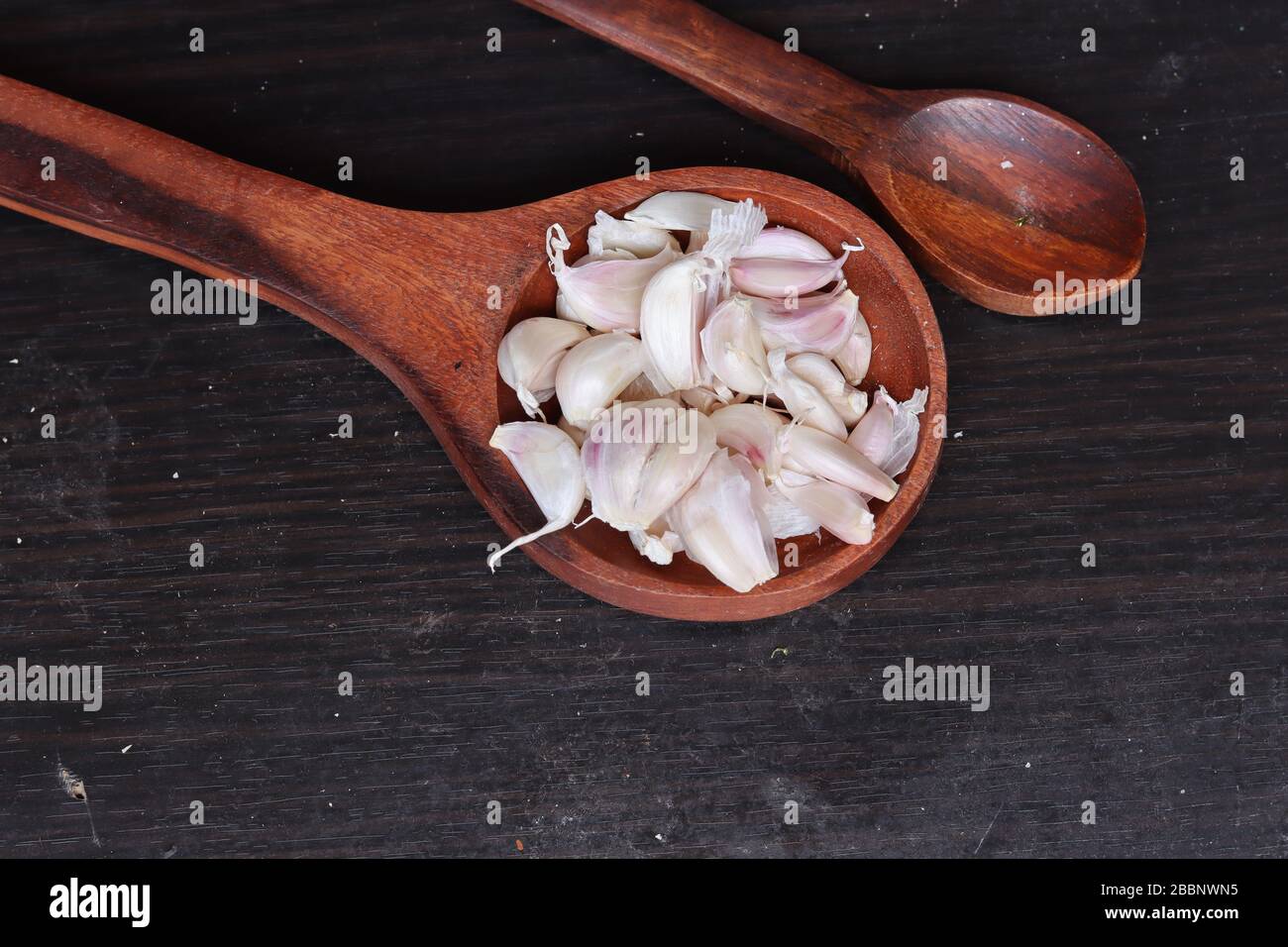 Una intera aromatico aglio bianco isolato su sfondo bianco Foto Stock