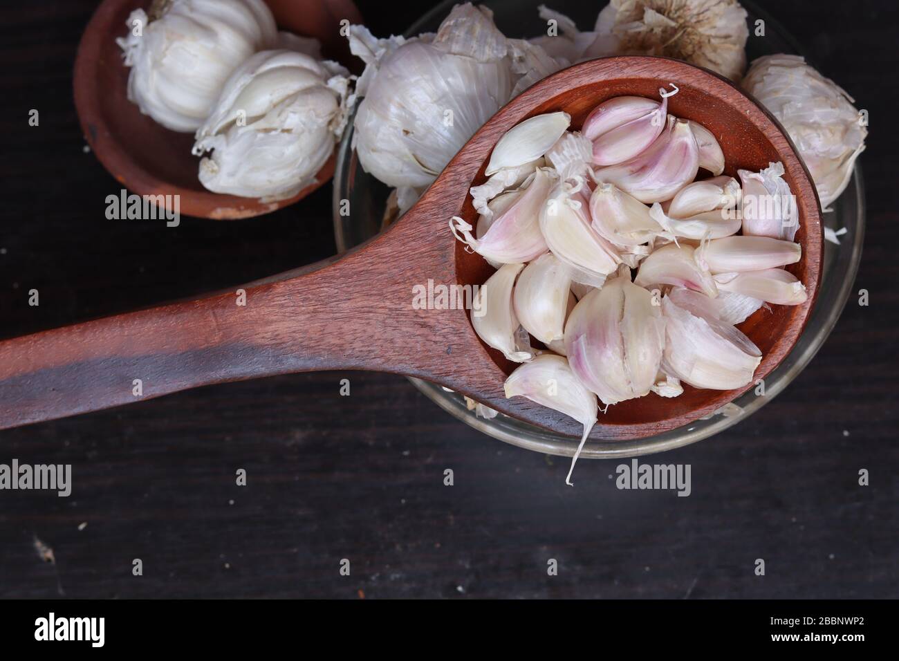 Una intera aromatico aglio bianco isolato su sfondo bianco Foto Stock