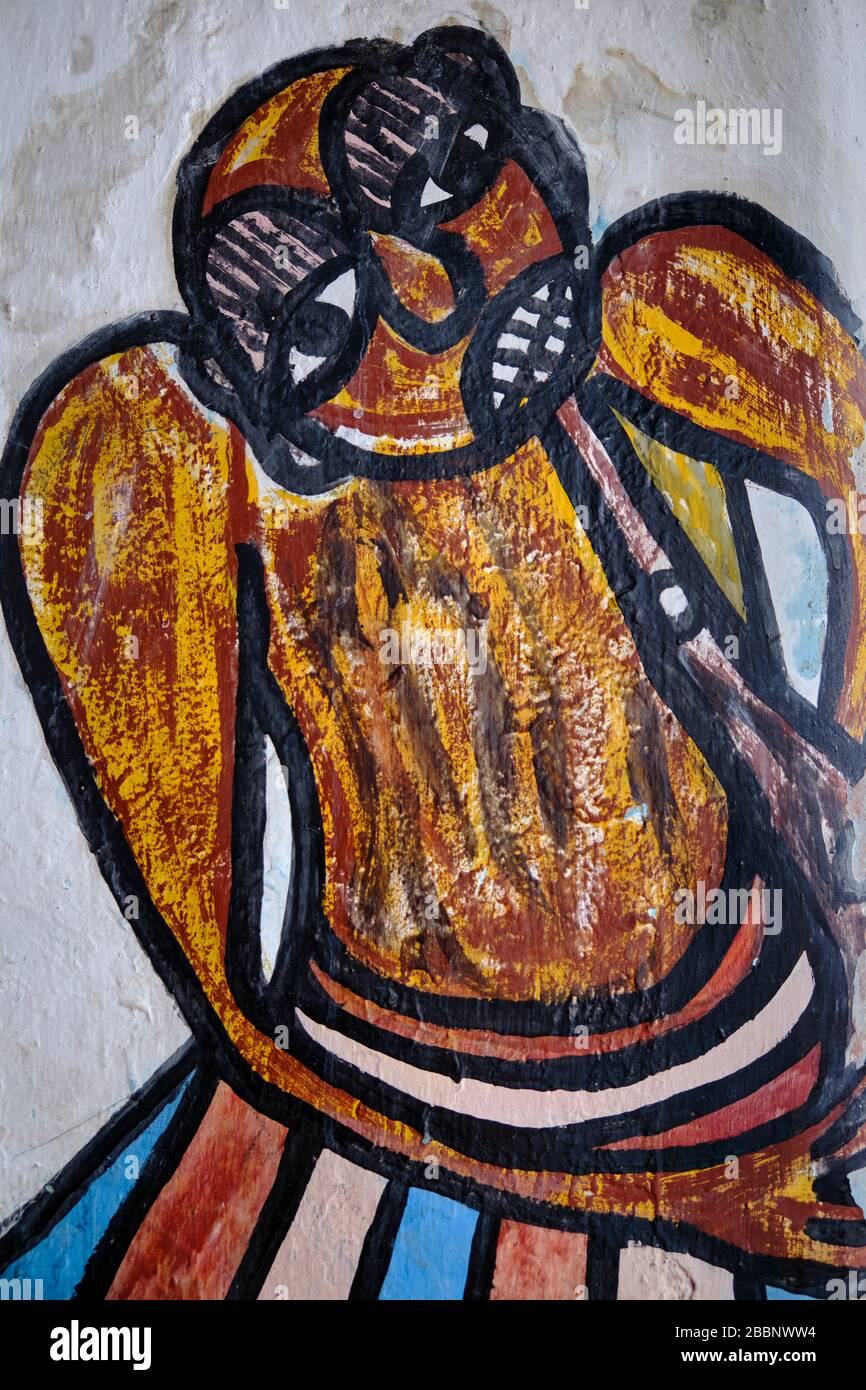 Yoruba disegnando nelle mura di una vecchia casa. Foto Stock