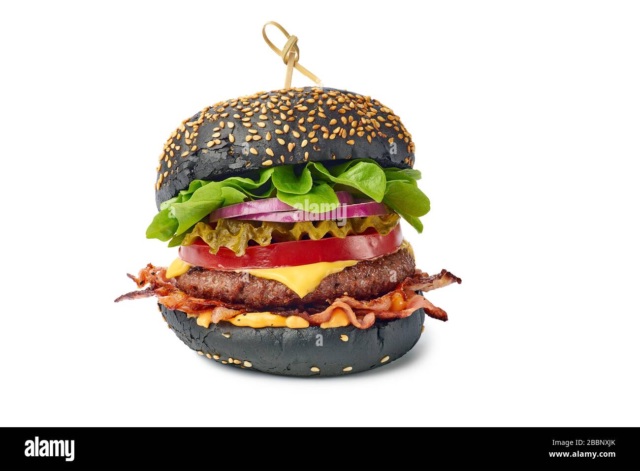 Enorme hamburger nero isolato su bianco Foto Stock