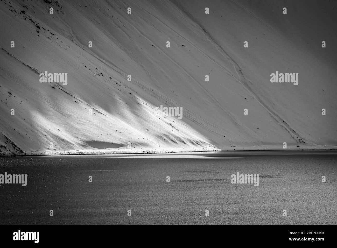 Embalse del yeso in inverno con la neve Foto Stock