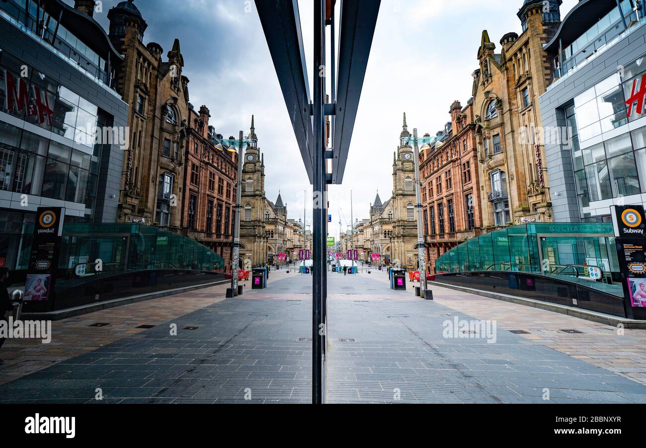 Glasgow, Scozia, Regno Unito. 1° aprile 2020. Effetti del blocco Coronavirus sulle strade di Glasgow, Scozia. Una deserta Buchanan Street si riflette in una vetrina. Iain Masterton/Alamy Live News Foto Stock