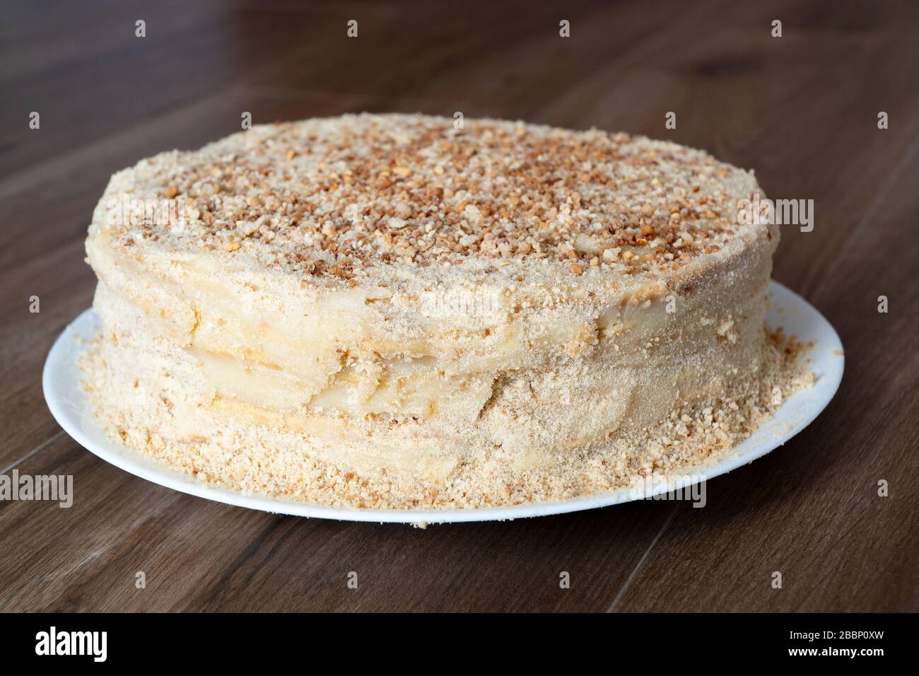 Torta Napoleon su un tavolo di legno. Dessert Napoleon torta primo piano. Foto Stock