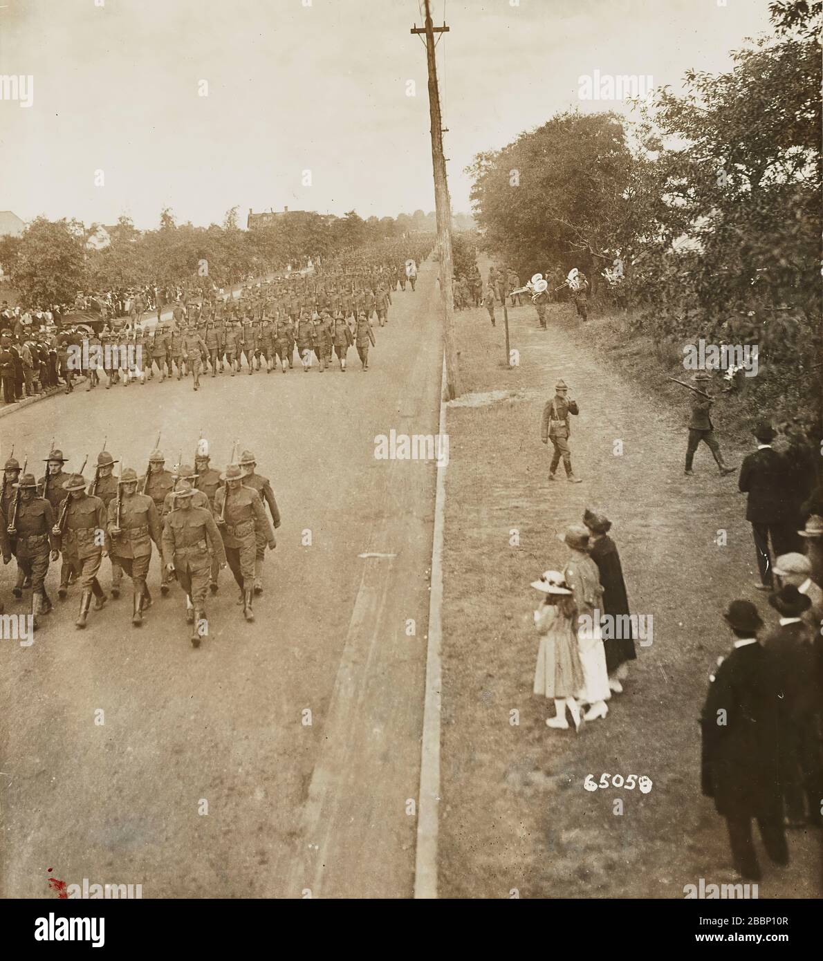 Soldiers of the 42nd Division passa in rassegna il 22 settembre 1917 come Segretario della Guerra Newton D. Baker visita la divisione a Camp Mills sul sito attuale di Garden City, New York. Il campo di Long Island era un'attrazione turistica per i 30 giorni in cui la divisione occupava il sito. ( Photo courtesy New York state Military Museum) Foto Stock