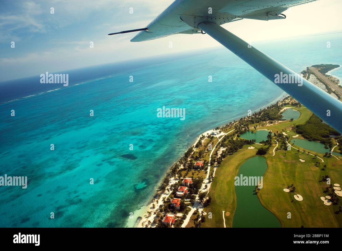Aereo sopra un'isola tropicale. Foto Stock