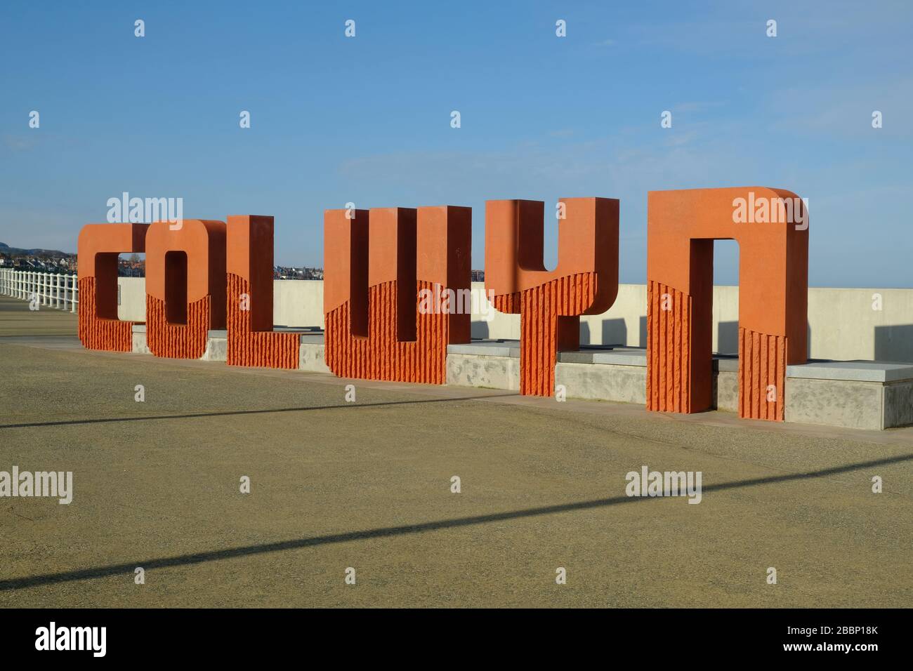 Grande segno che legge Colwyn in lettere grandi sul fronte mare a Colwyn Bay nel Galles del Nord Foto Stock