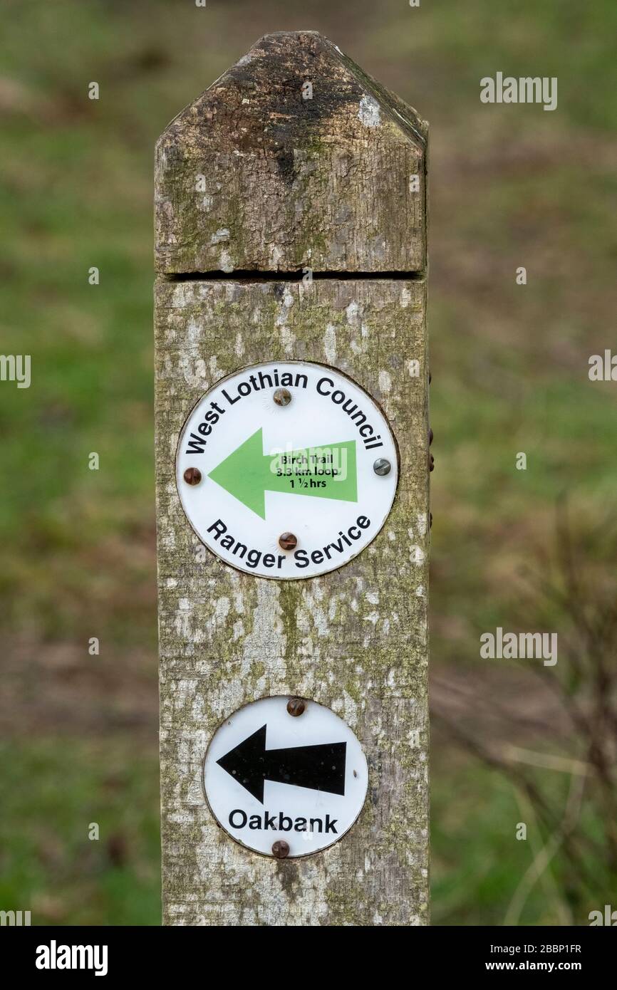 West Lothian Ranger Service segno su un post in Almondell e Calderwood Country Park, West Lothian Scozia. Foto Stock