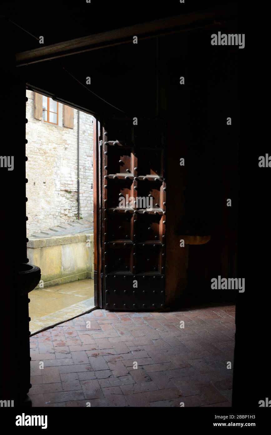 Portale in legno, Cattedrale Santi Mariano e Giacomo, Gubbio, centro storico, Umbria, Italia, Europa Foto Stock