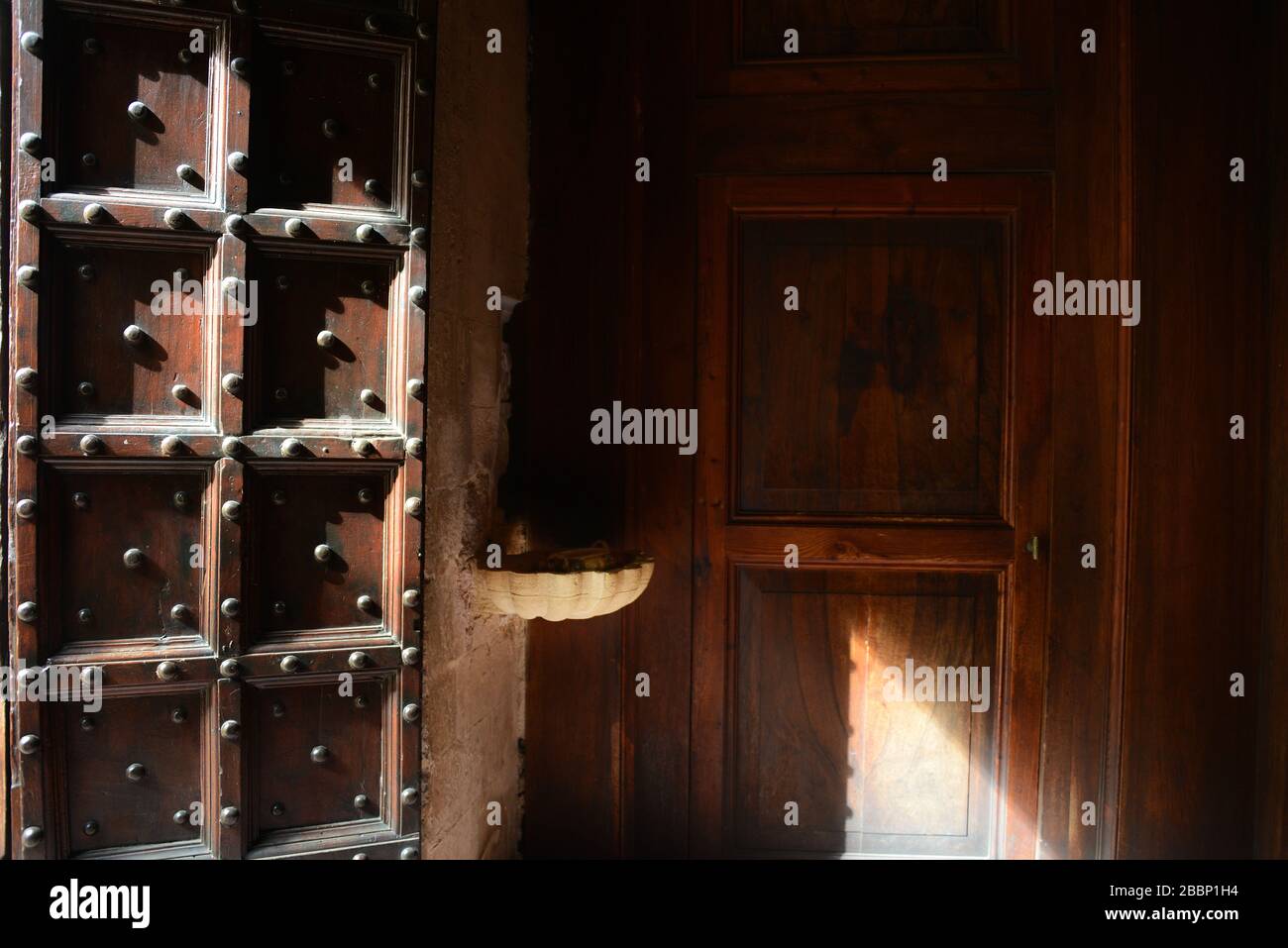 Portale in legno, Cattedrale Santi Mariano e Giacomo, Gubbio, centro storico, Umbria, Italia, Europa Foto Stock