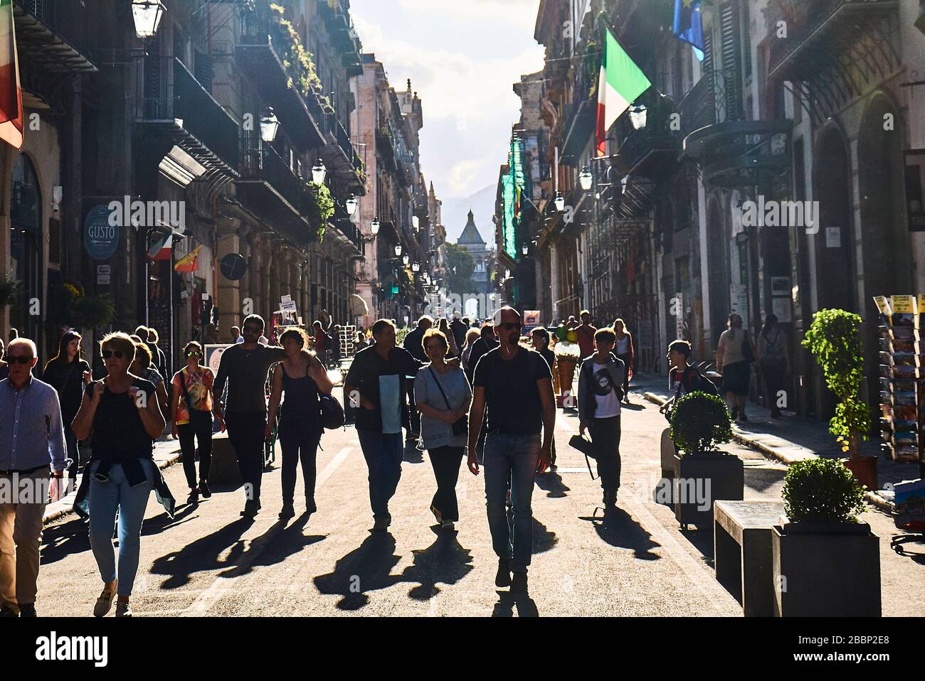 La zona pedonale affollata Via Vittorio Emanuele a Palermo. Foto Stock