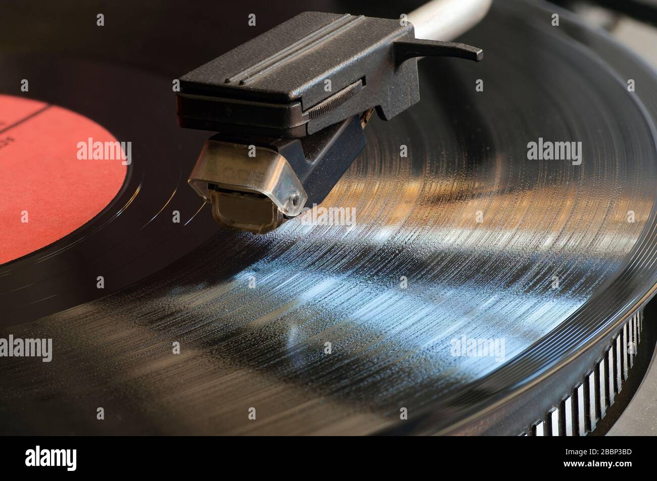 Lo stilo del lettore di dischi analogici in vinile è a contatto con la superficie LP. Primo piano. Foto Stock
