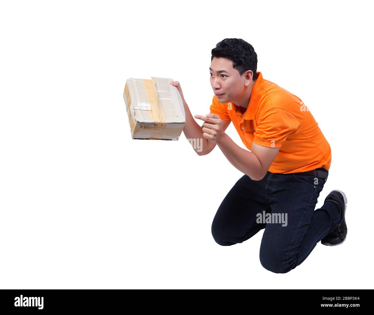 consegna mano uomo che tiene pacchetto scatola danneggiato espressione scioccante accettare errore Foto Stock