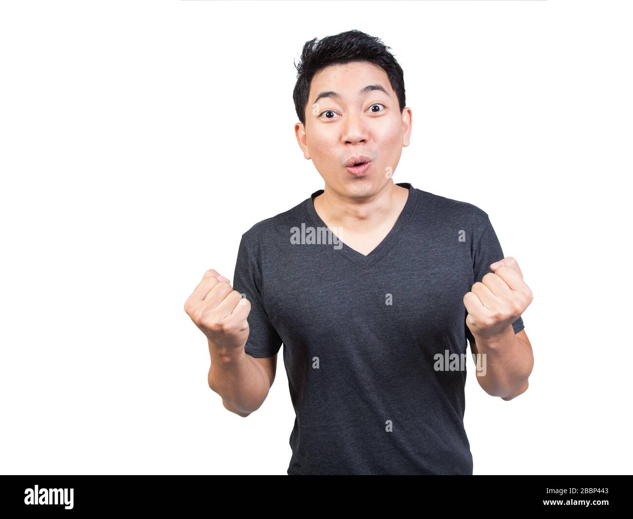 giovane uomo faccia molto stupito sorpresa espressione pugno mano e bocca aperta su sfondo bianco Foto Stock