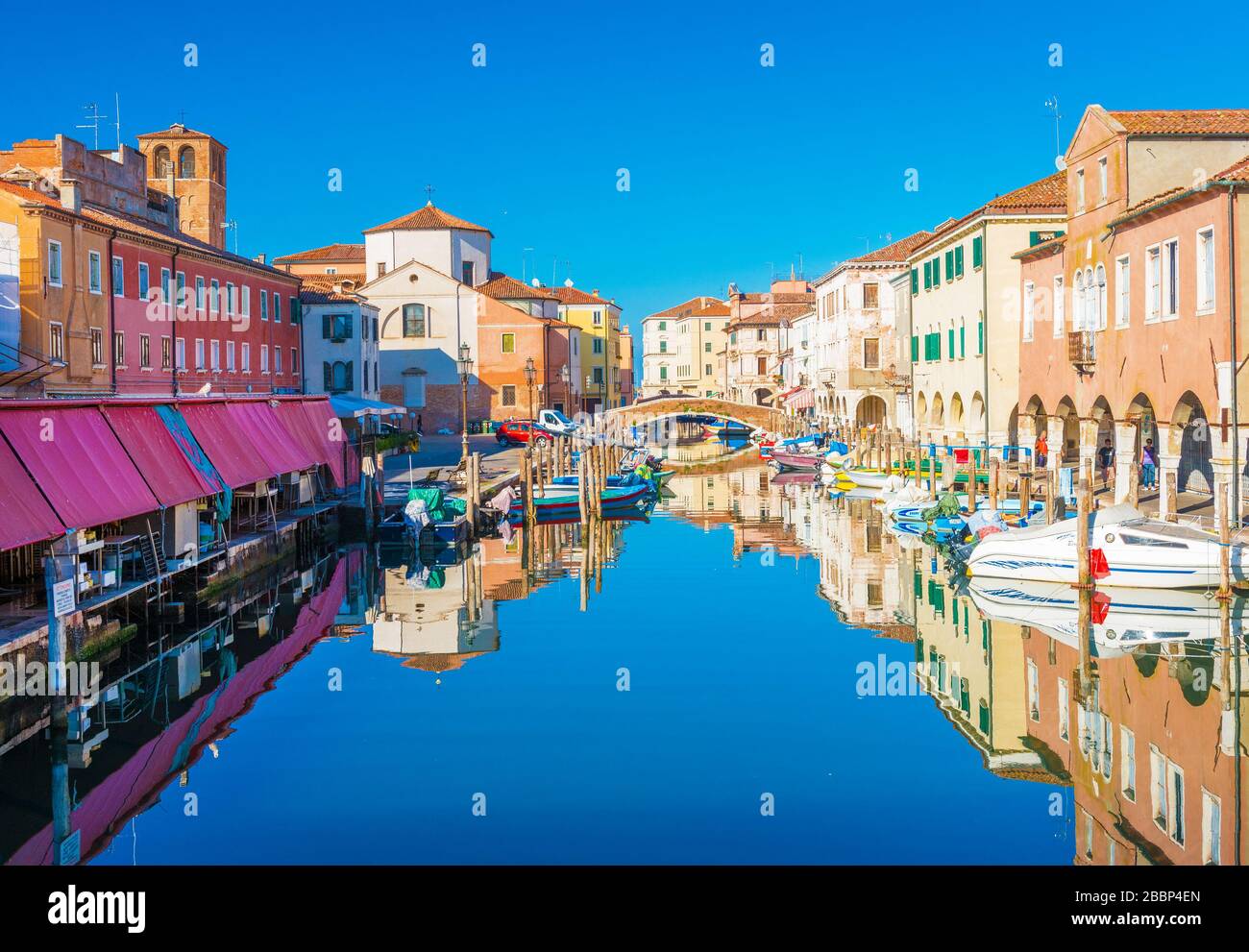 Chioggia - Settembre 2016, Veneto, Italia: Paesaggio urbano del centro storico di Chioggia. Canal vena con barche distesi sull'acqua Foto Stock