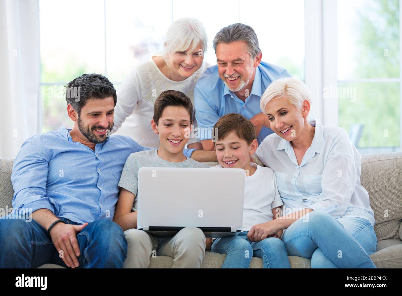 Famiglia di tre generazioni che si divertono insieme Foto Stock