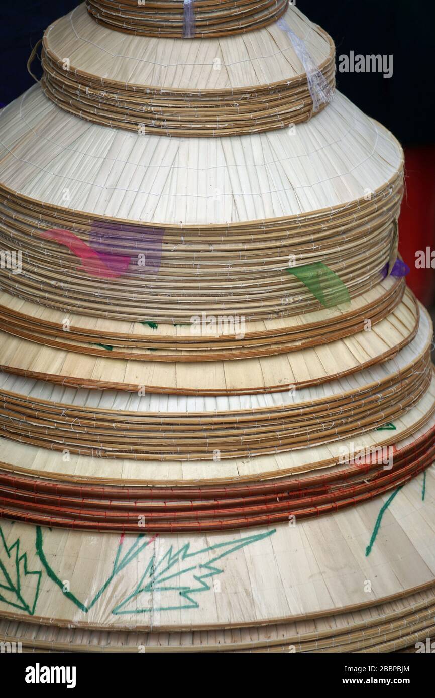colse in su dai cappelli tradizionali vietnamiti del bamboot Foto stock -  Alamy