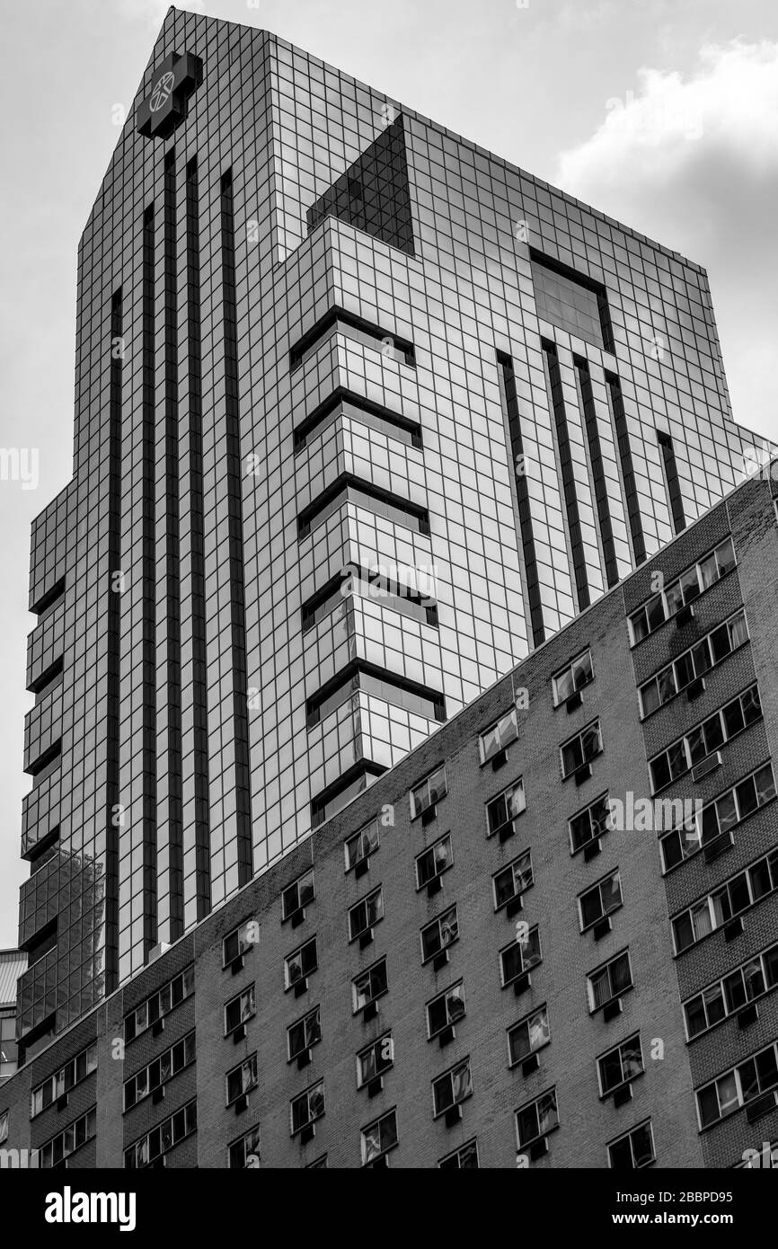 Il blu di vetro G Fred DiBona Jr edificio contrasta con la bella muratura in mattoni del William Penn House cooperativa su Chestnut Street. Foto Stock