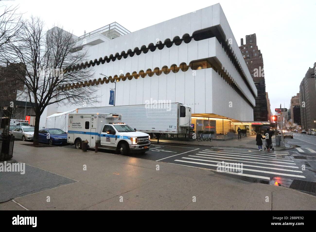 31 marzo 2020, New York, NY, USA: Un camion refrigerato serve come un morgue temporaneo per i pazienti con COVID-19 o coronavirus di fronte al villaggio di Greenwich di Lenox Health al 30 7th Avenue. (Credit Image: © Dan Herrick/ZUMA Wire) Foto Stock
