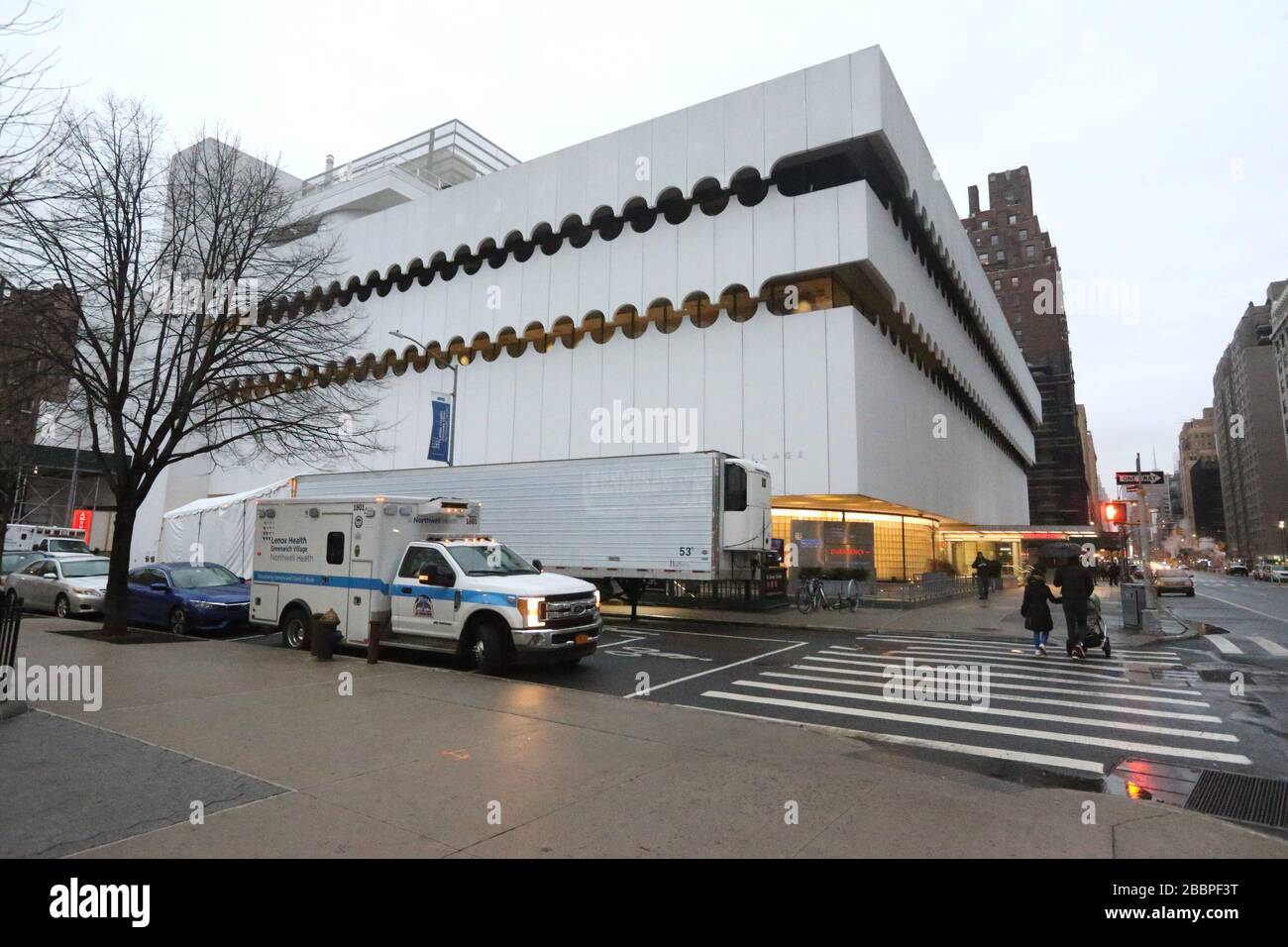 31 marzo 2020, New York, NY, USA: Un camion refrigerato serve come un morgue temporaneo per i pazienti con COVID-19 o coronavirus di fronte al villaggio di Greenwich di Lenox Health al 30 7th Avenue. (Credit Image: © Dan Herrick/ZUMA Wire) Foto Stock