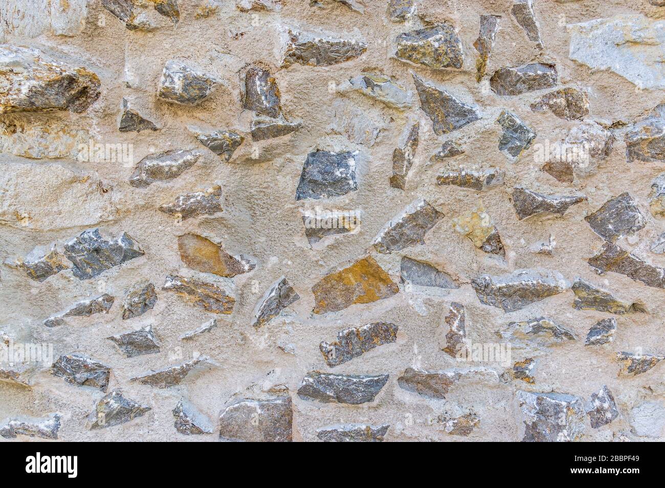 Frattura di una storica cinta muraria in pietra naturale Foto Stock