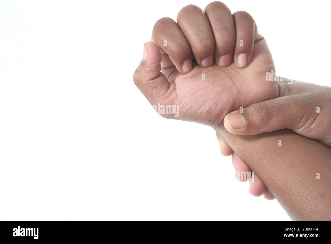 Primo piano l'uomo che tiene il suo polso sindrome sintomatica dell'ufficio. Foto Stock