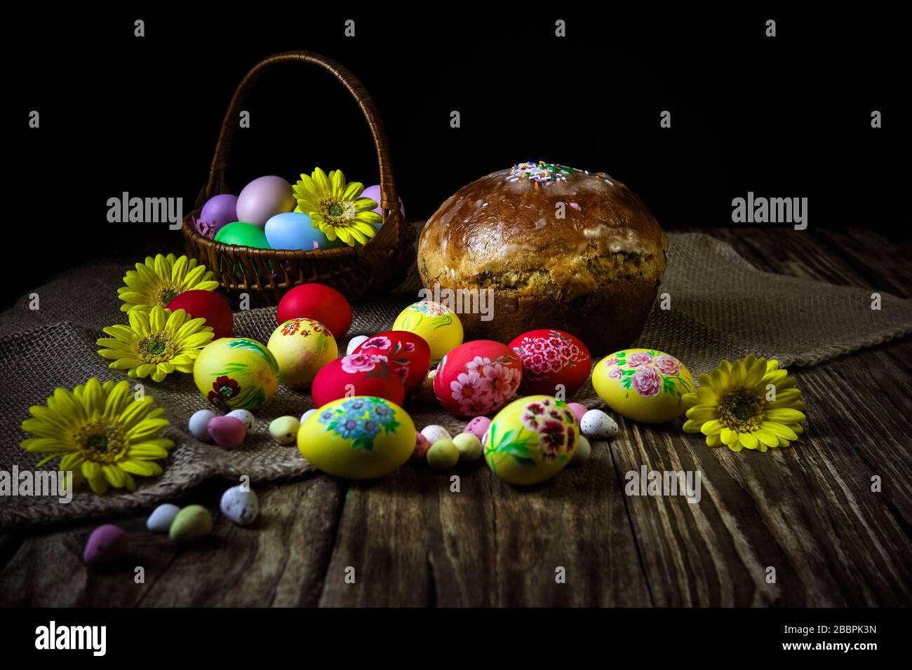 Composizione di Pasqua con il tradizionale kulich di Pasqua russa. Pittura a mano uova di Pasqua. Il concetto di vacanze religiose, tradizioni familiari. Sele Foto Stock
