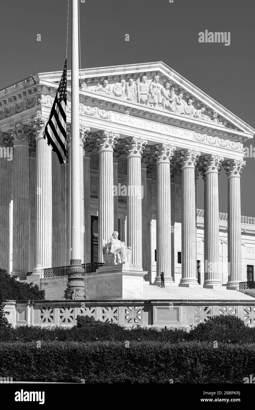 Cass Gilbert's 1935 che proietta portico e frontone della façade occidentale del Palazzo della Corte Suprema degli Stati Uniti a Washington DC Foto Stock