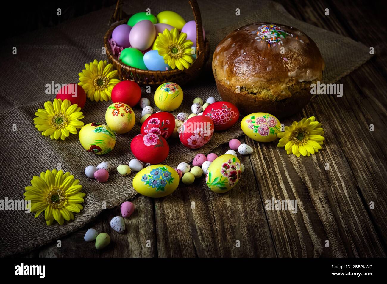 Composizione di Pasqua con il tradizionale kulich di Pasqua russa. Pittura a mano uova di Pasqua. Il concetto di vacanze religiose, tradizioni familiari. Sele Foto Stock
