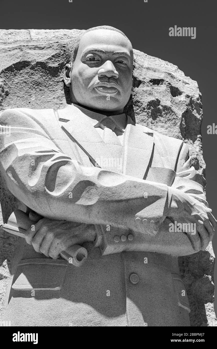 Con le braccia piegate, la statua di 9 metri in granito di lei Yixin, Martin Luther King, Jr., si affaccia sul bacino del Tidal dal West Potomac Park a Washington DC Foto Stock