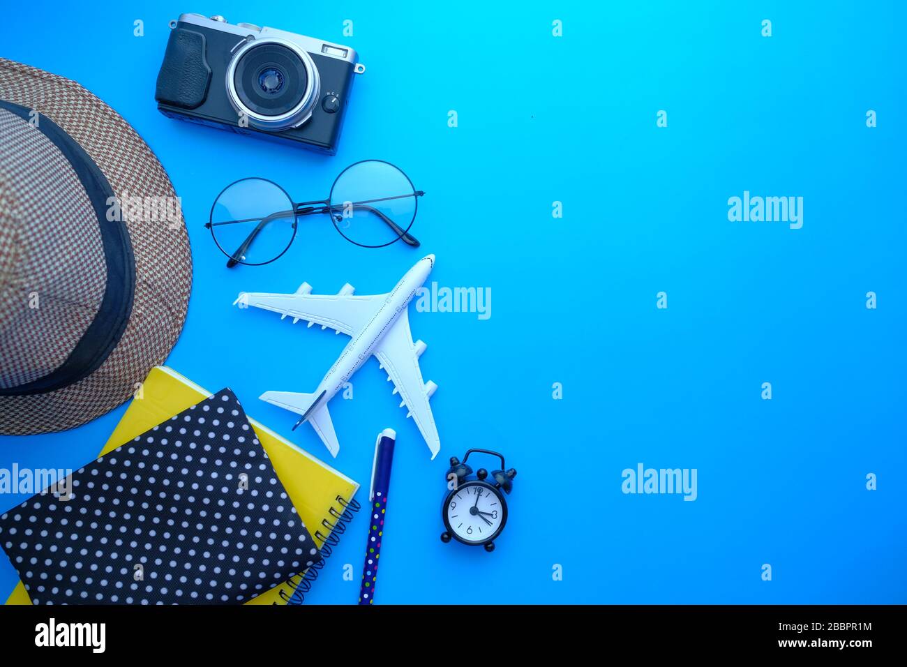 Accessori da viaggio impostati su sfondo bianco , vista dall'alto Foto Stock